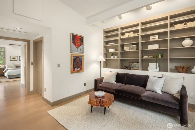 7640 NE 32nd Street, Medina, WA 98039