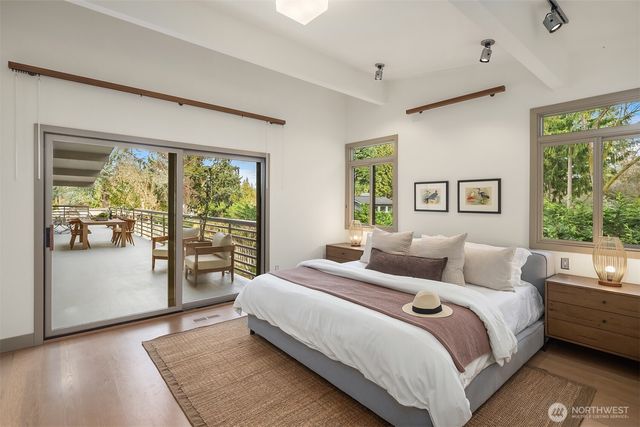 7640 NE 32nd Street, Medina, WA 98039