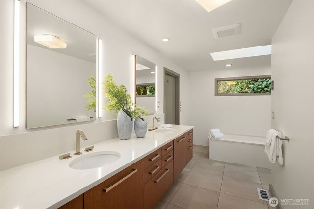 7640 NE 32nd Street, Medina, WA 98039