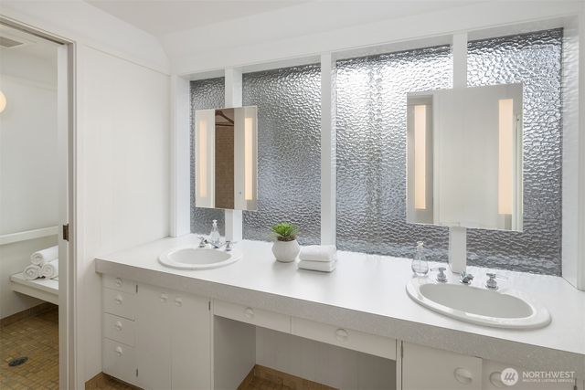 7640 NE 32nd Street, Medina, WA 98039