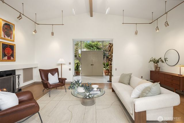 7640 NE 32nd Street, Medina, WA 98039