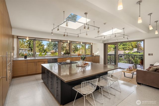 7640 NE 32nd Street, Medina, WA 98039