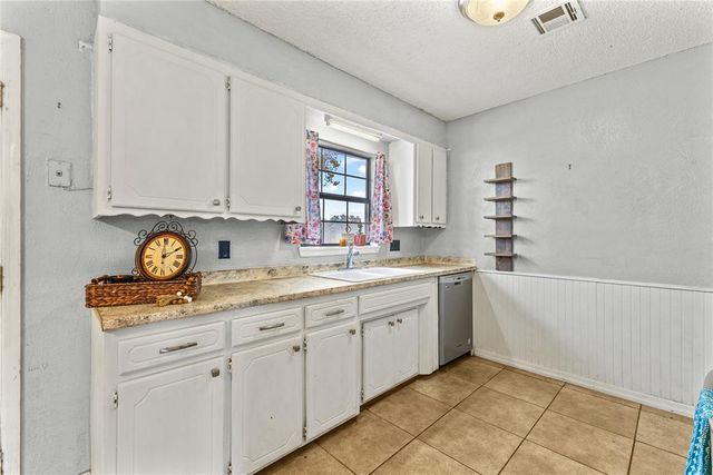 621 S 28th Street, Clinton, OK 73601