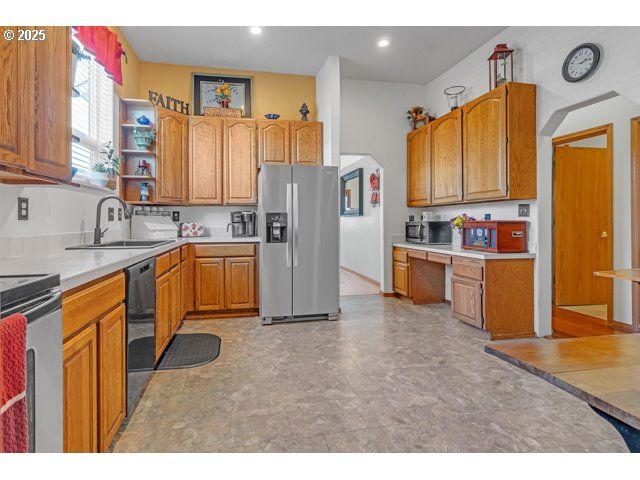 423 E MAIN St, Carlton, OR 97111