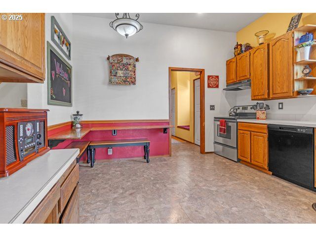 423 E MAIN St, Carlton, OR 97111