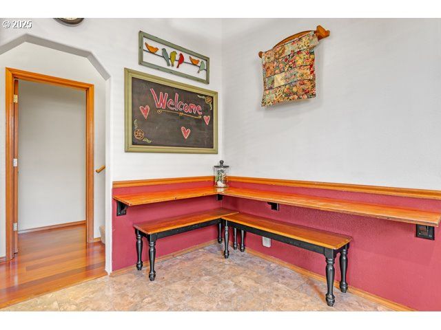 423 E MAIN St, Carlton, OR 97111