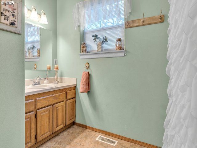 423 E MAIN St, Carlton, OR 97111