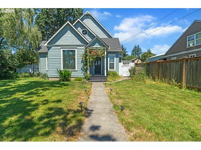 423 E MAIN St, Carlton, OR 97111