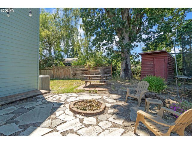 423 E MAIN St, Carlton, OR 97111