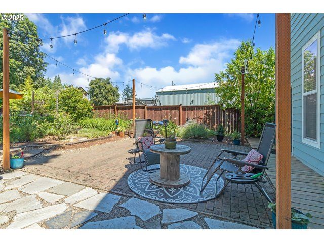 423 E MAIN St, Carlton, OR 97111