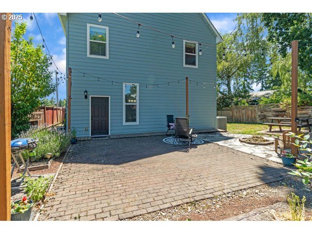 423 E MAIN St, Carlton, OR 97111