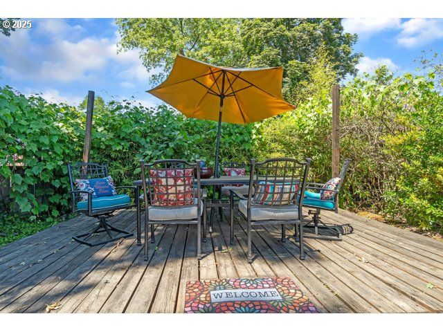 423 E MAIN St, Carlton, OR 97111