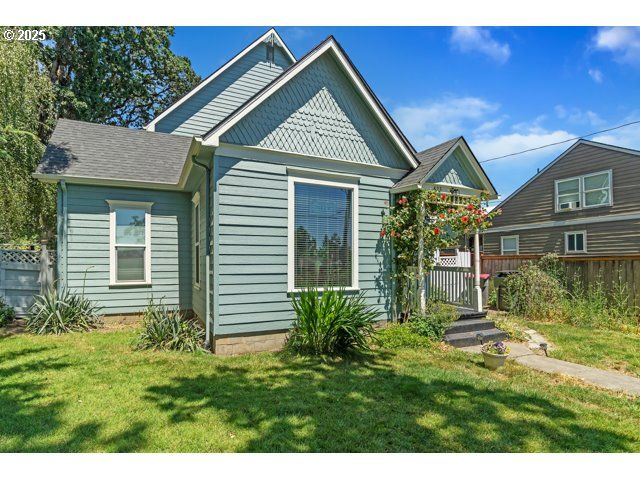 423 E MAIN St, Carlton, OR 97111