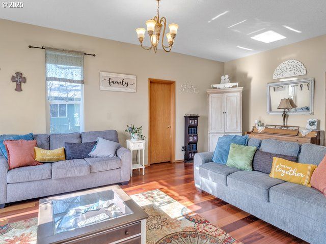 423 E MAIN St, Carlton, OR 97111