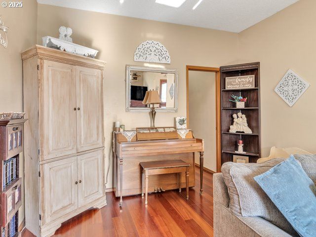 423 E MAIN St, Carlton, OR 97111