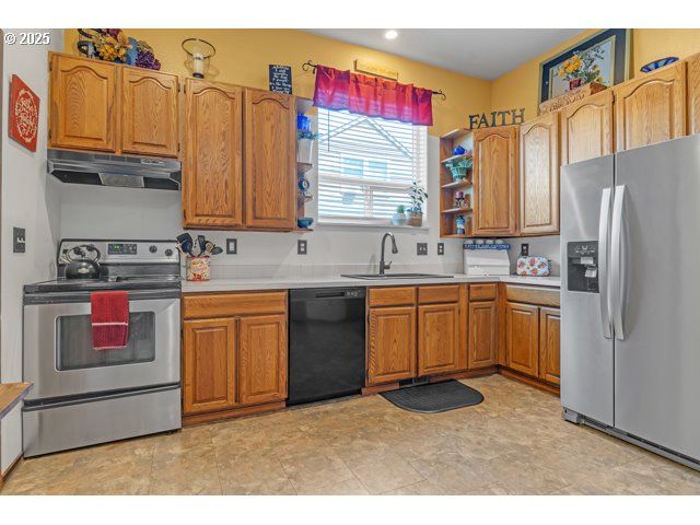 423 E MAIN St, Carlton, OR 97111