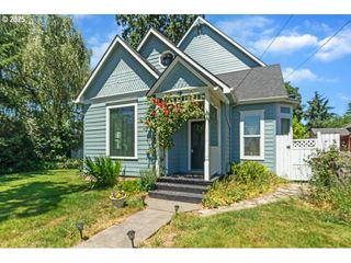 423 E MAIN St, Carlton, OR 97111