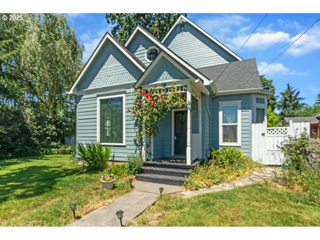 423 E MAIN St, Carlton, OR 97111