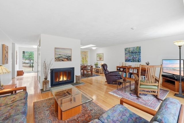 152 Chestnut Cir 152, Lincoln, MA 01773