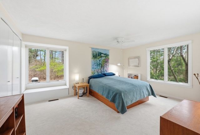 152 Chestnut Cir 152, Lincoln, MA 01773