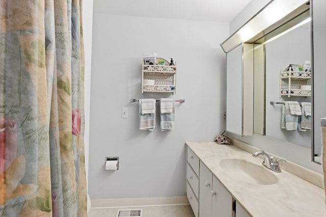 152 Chestnut Cir 152, Lincoln, MA 01773