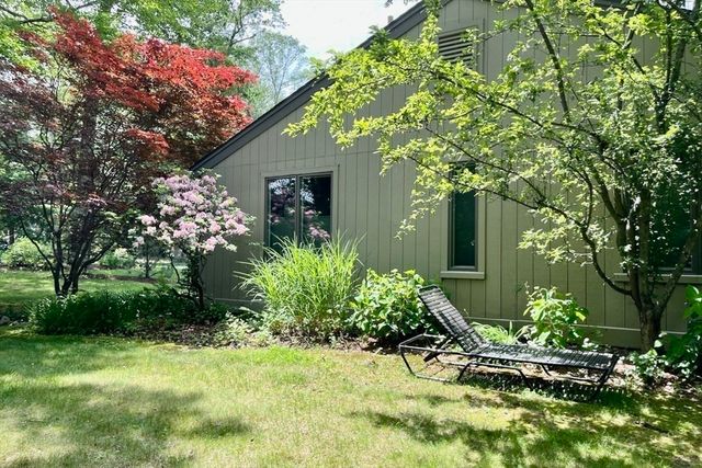 152 Chestnut Cir 152, Lincoln, MA 01773