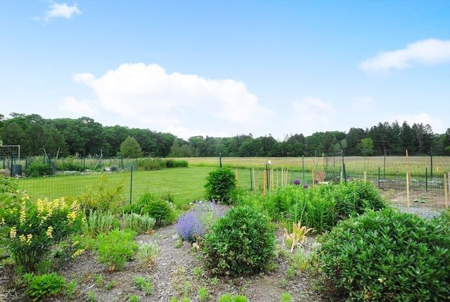 152 Chestnut Cir 152, Lincoln, MA 01773