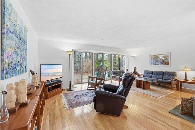 152 Chestnut Cir 152, Lincoln, MA 01773