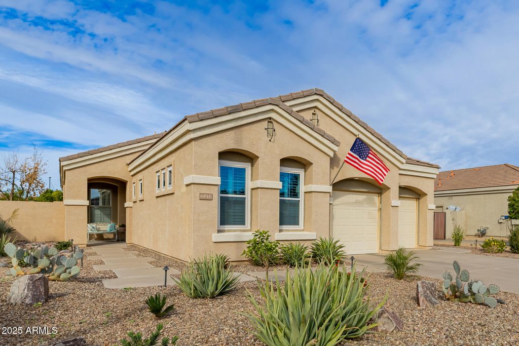 Image 9 of property listing at 6816 S PINEHURST Drive, Gilbert, AZ 85298