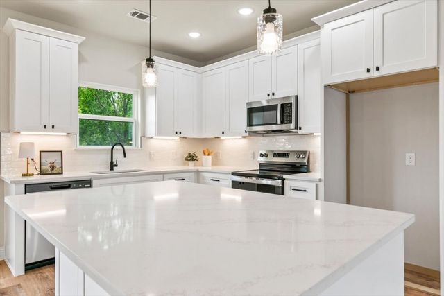 5652 Black Pine Circle, Granbury, TX 76048