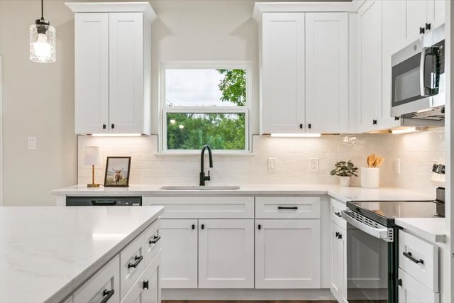 5652 Black Pine Circle, Granbury, TX 76048