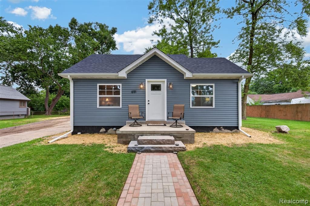 691 E Tennyson Avenue, Pontiac, MI 48340