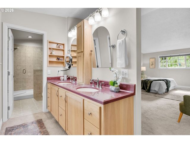 9255 Sw BOONES FERRY Rd, Portland, OR 97219