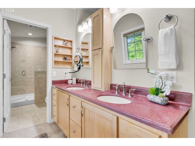 9255 Sw BOONES FERRY Rd, Portland, OR 97219