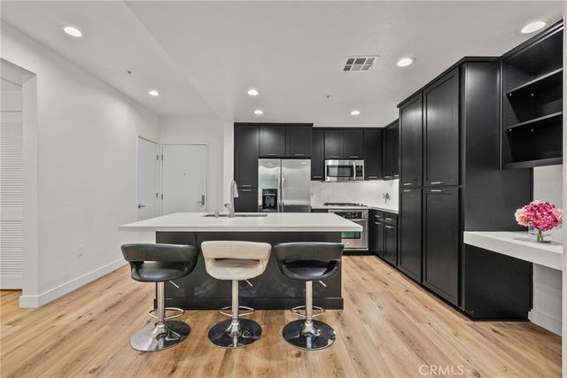 21301 Erwin Street 206, Woodland Hills, CA 91367
