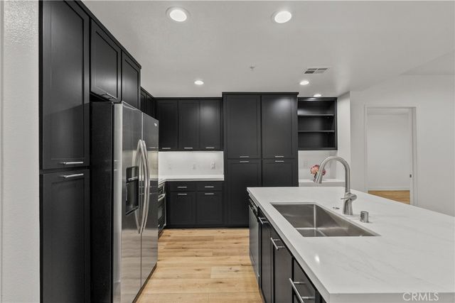 21301 Erwin Street 206, Woodland Hills, CA 91367