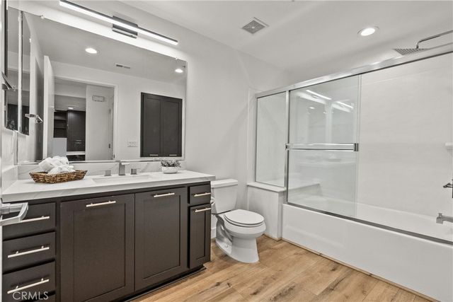 21301 Erwin Street 206, Woodland Hills, CA 91367