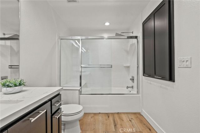 21301 Erwin Street 206, Woodland Hills, CA 91367