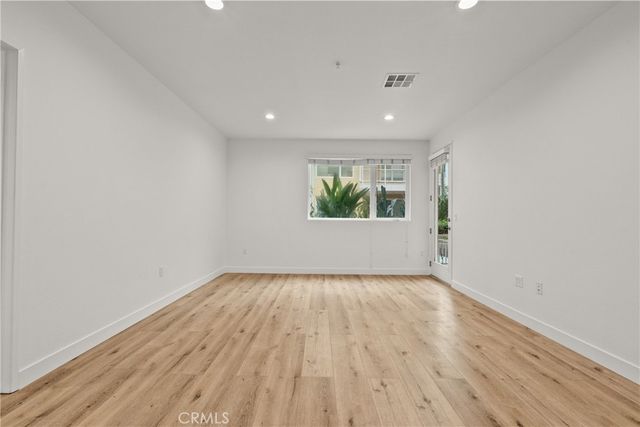 21301 Erwin Street 206, Woodland Hills, CA 91367