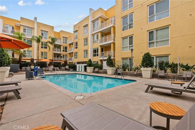 21301 Erwin Street 206, Woodland Hills, CA 91367