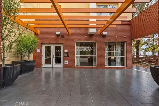 21301 Erwin Street 206, Woodland Hills, CA 91367