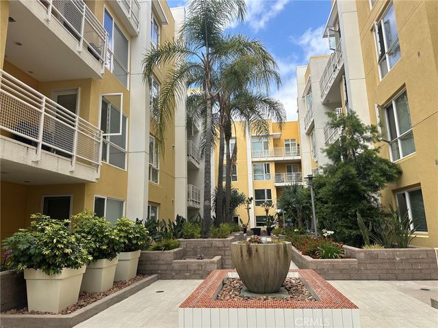 21301 Erwin Street 206, Woodland Hills, CA 91367