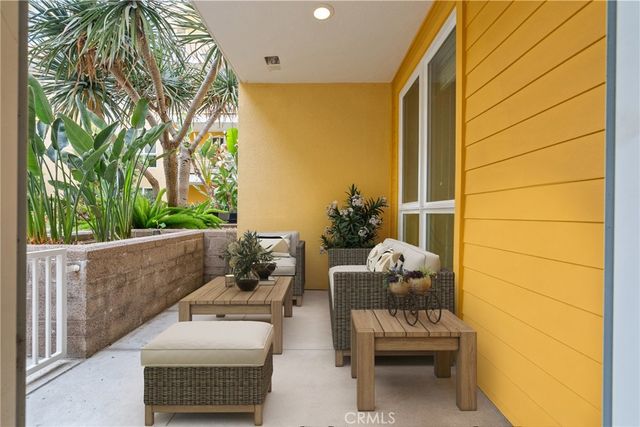 21301 Erwin Street 206, Woodland Hills, CA 91367