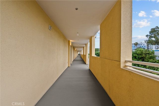 21301 Erwin Street 206, Woodland Hills, CA 91367