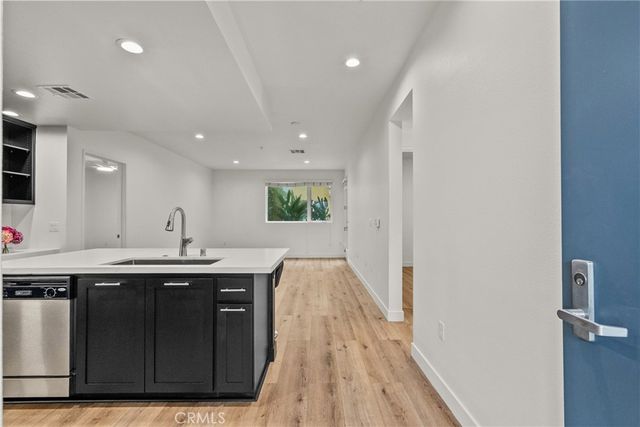 21301 Erwin Street 206, Woodland Hills, CA 91367