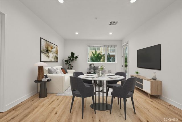 21301 Erwin Street 206, Woodland Hills, CA 91367