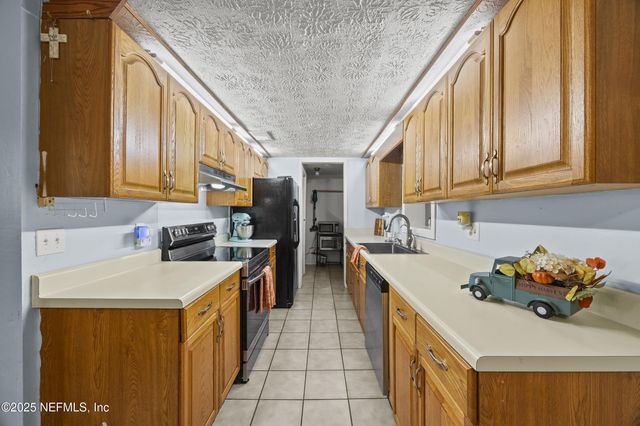 2343 LEONARDO Lane N, Jacksonville, FL 32218