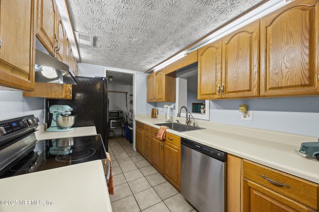 2343 LEONARDO Lane N, Jacksonville, FL 32218