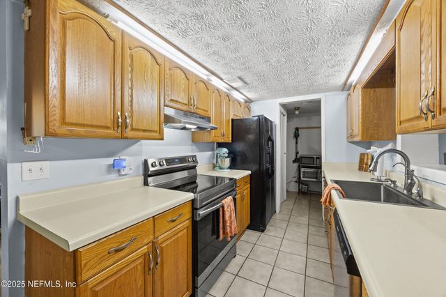 2343 LEONARDO Lane N, Jacksonville, FL 32218