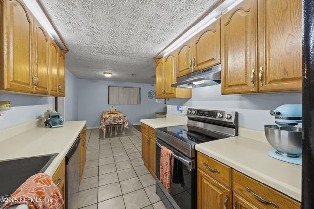 2343 LEONARDO Lane N, Jacksonville, FL 32218